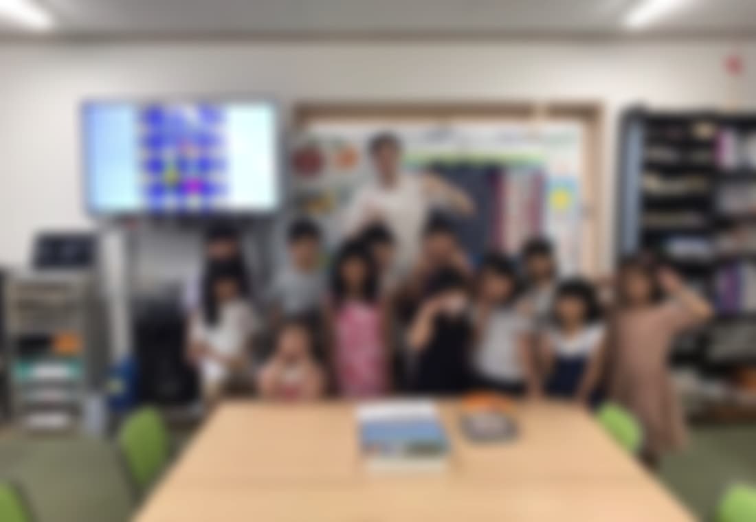 Paulが日本の英会話教室で子どもたちを教えていた時の集合写真 1（プライバシー保護のため加工）