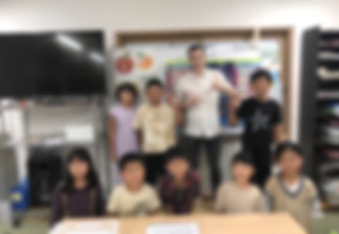 Paulが日本の英会話教室で子どもたちを教えていた時の集合写真 2（プライバシー保護のため加工）